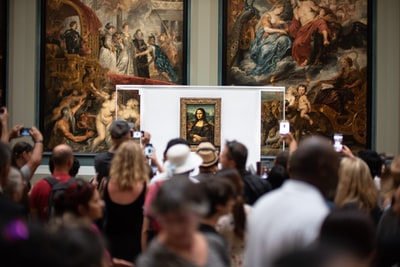 人们聚集在博物馆里谈论蒙娜丽莎的画